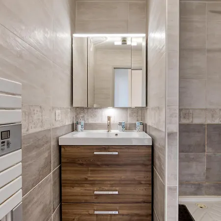 Les Pieds Dans L'eau Nyaraló